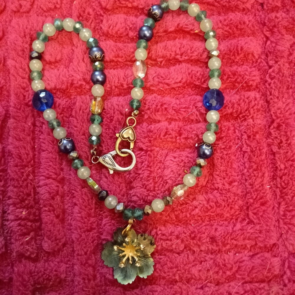 Elegant Beaded Necklace with Floral Pendant - Picture 1 of 1